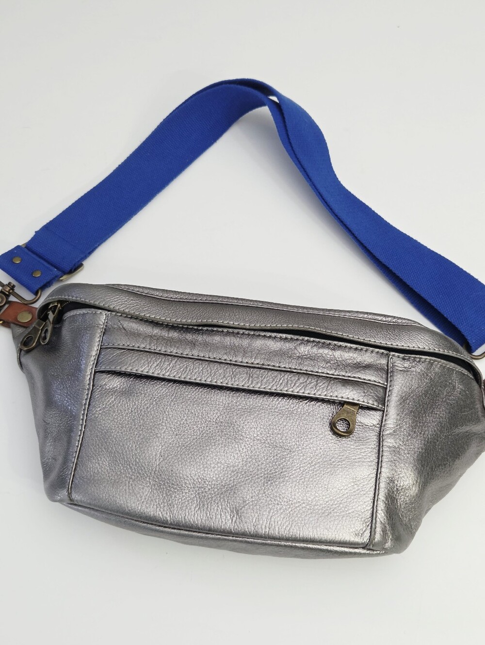 EXCELLENT PARKER THATCH CROSS YOUR HEART SLING BAG - LEATHER STARDUST